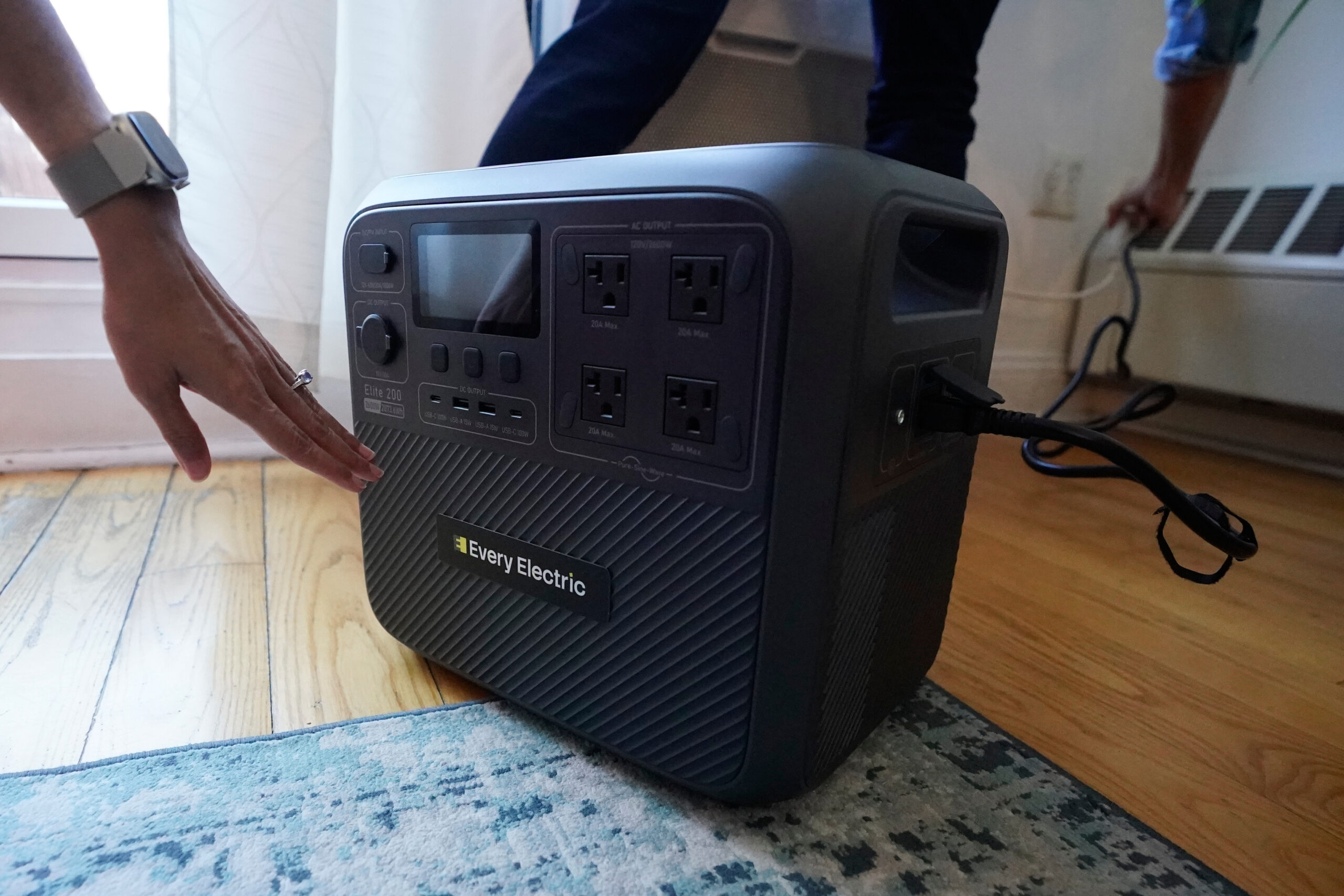 Air conditioning battery program for renters could help cities manage heat waves