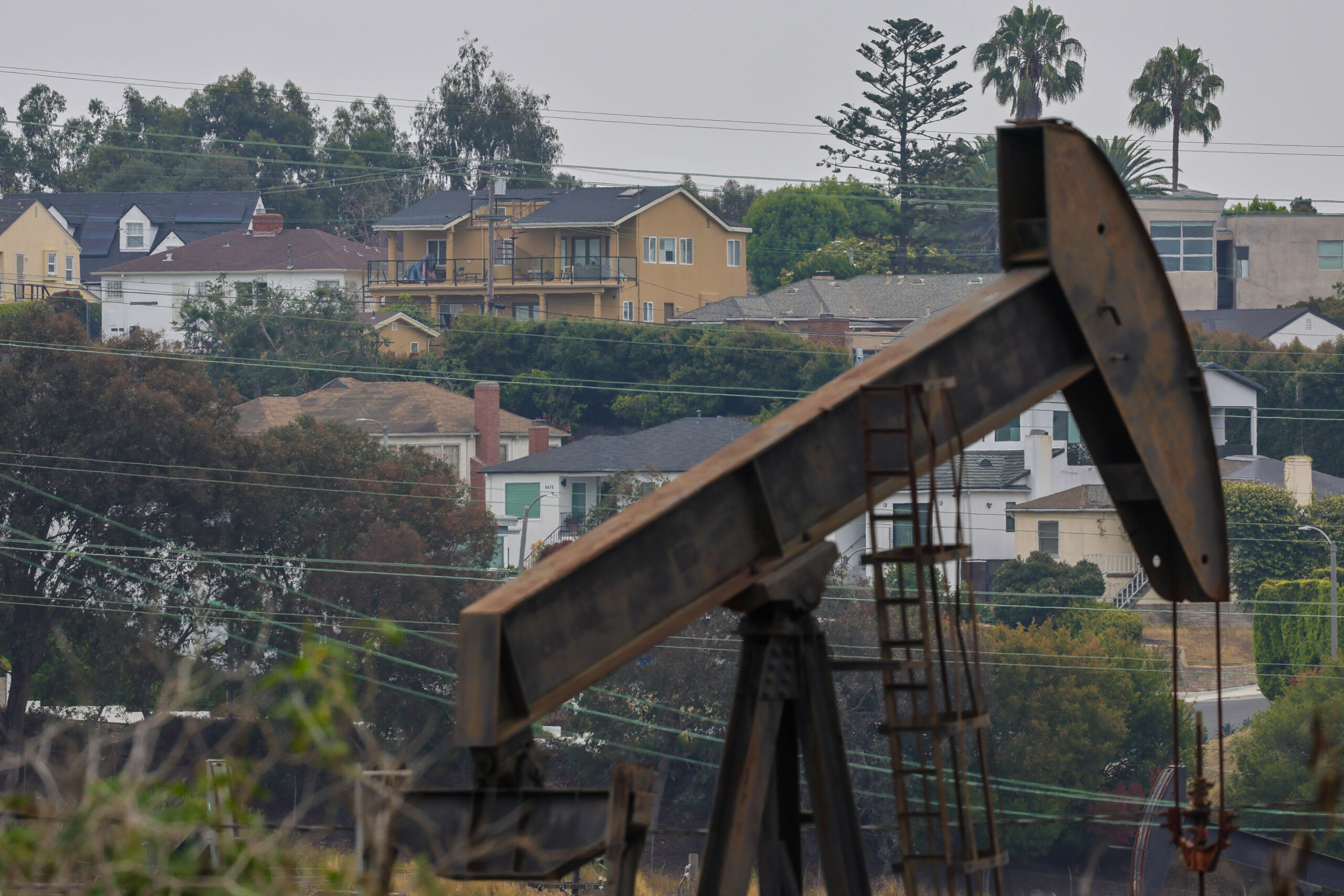 Los Angeles tries again to phase out urban oil production
