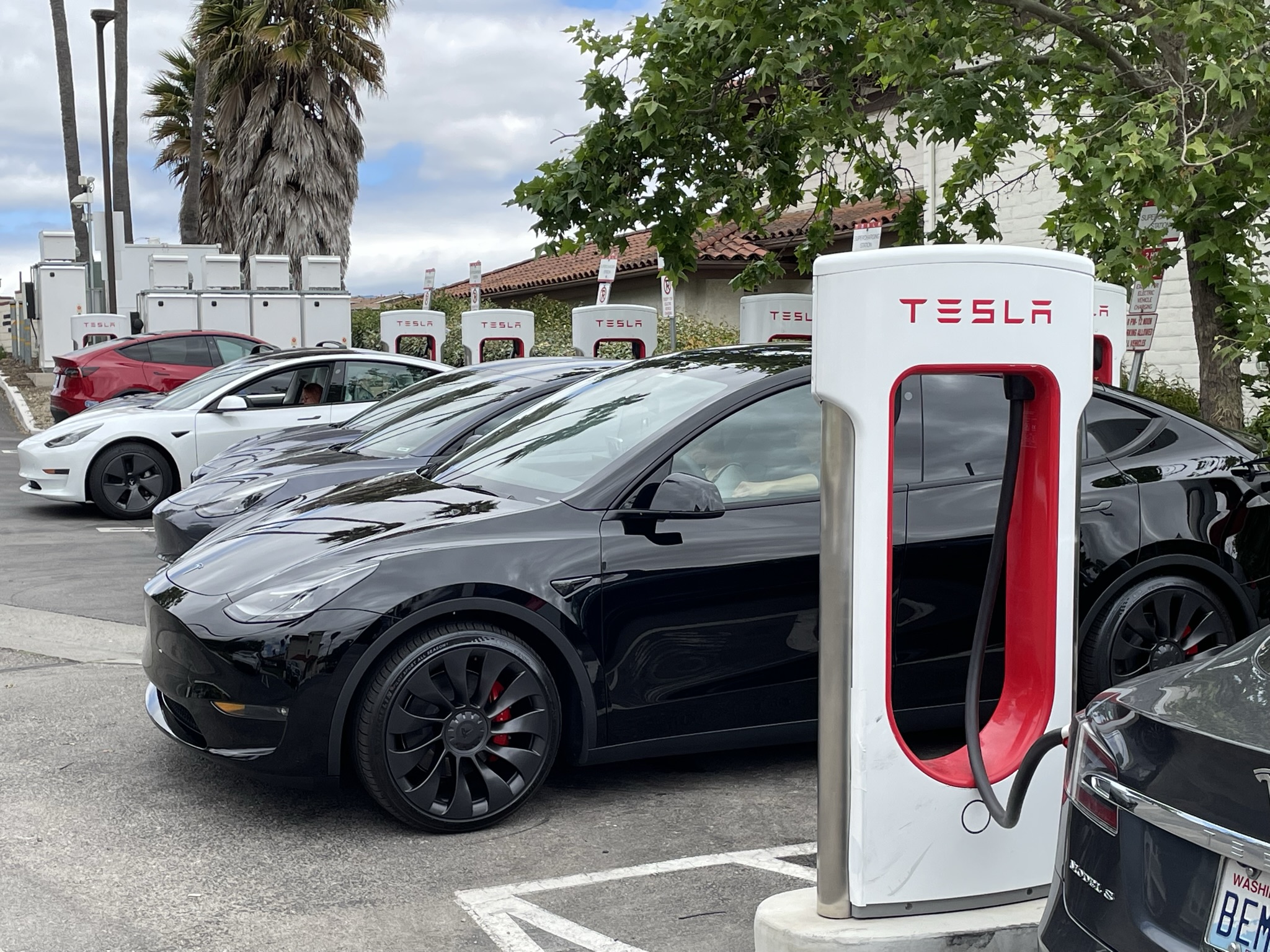 Californians sour on Newsom’s push to ban gas-powered cars